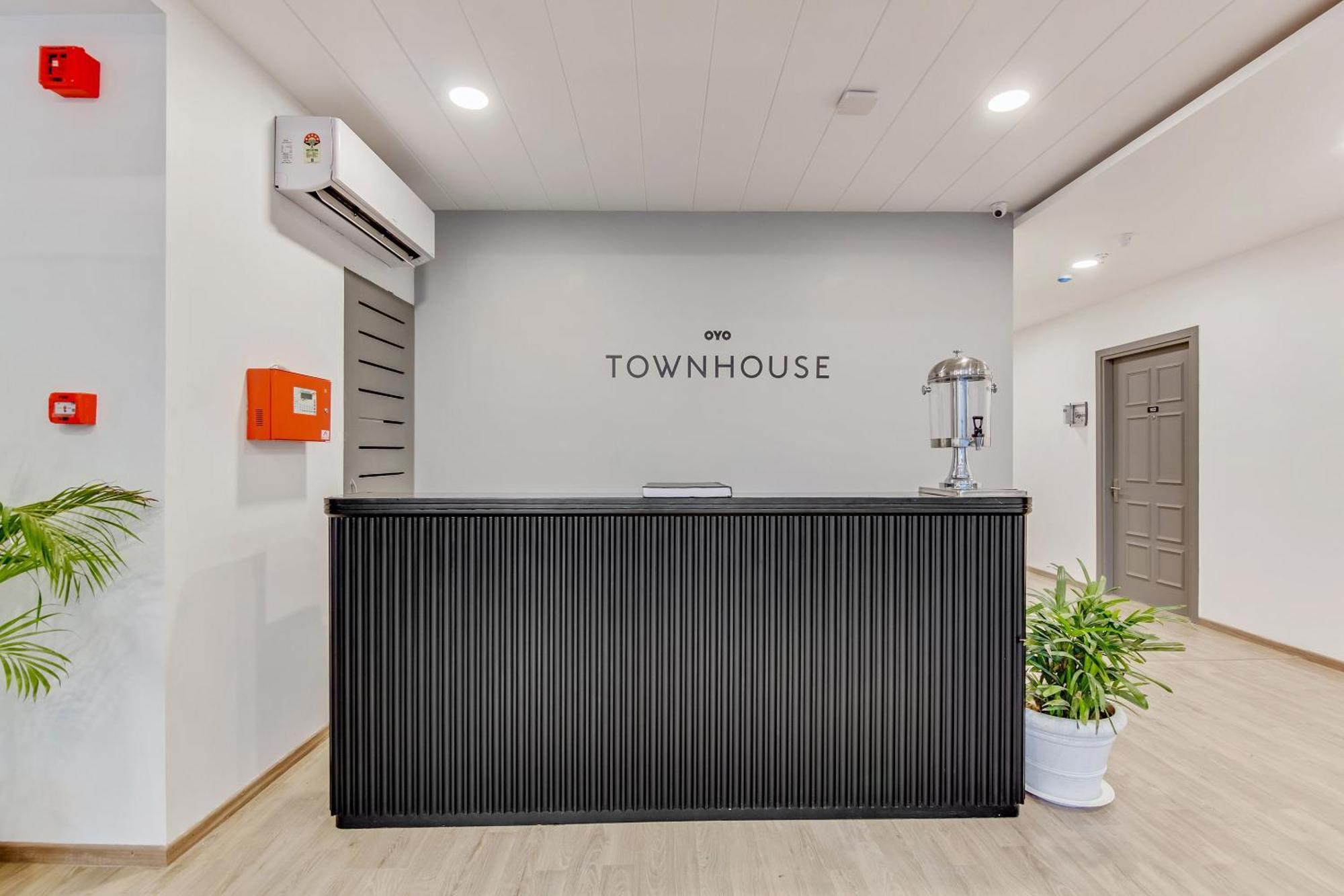 Townhouse Sector 49 Near Logix City Centre Нойда Екстер'єр фото