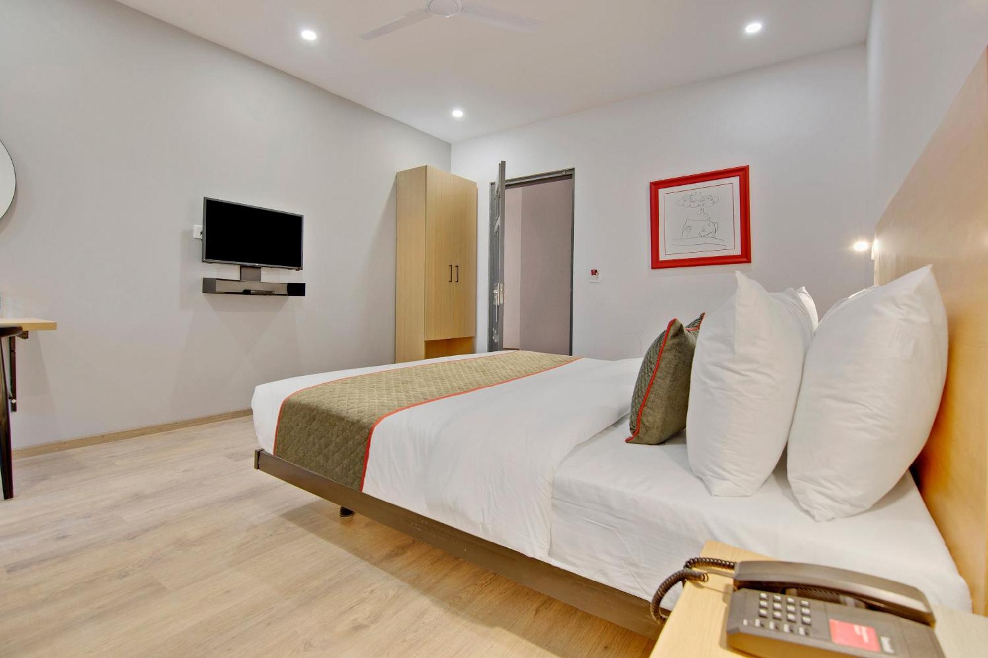 Townhouse Sector 49 Near Logix City Centre Нойда Екстер'єр фото