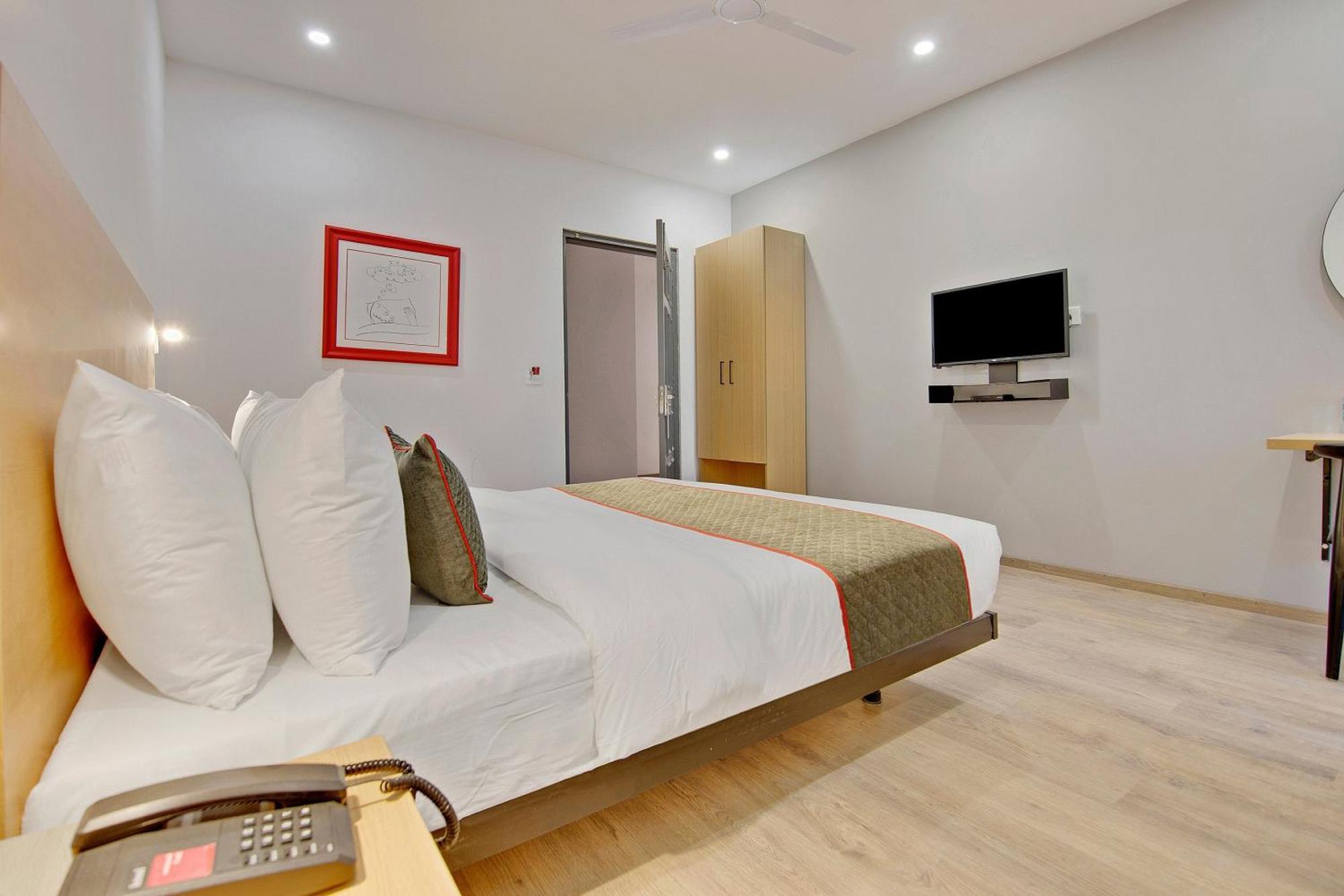Townhouse Sector 49 Near Logix City Centre Нойда Екстер'єр фото